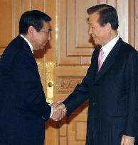 Ex-Foreign Minister Kono meets S. Korean President Kim